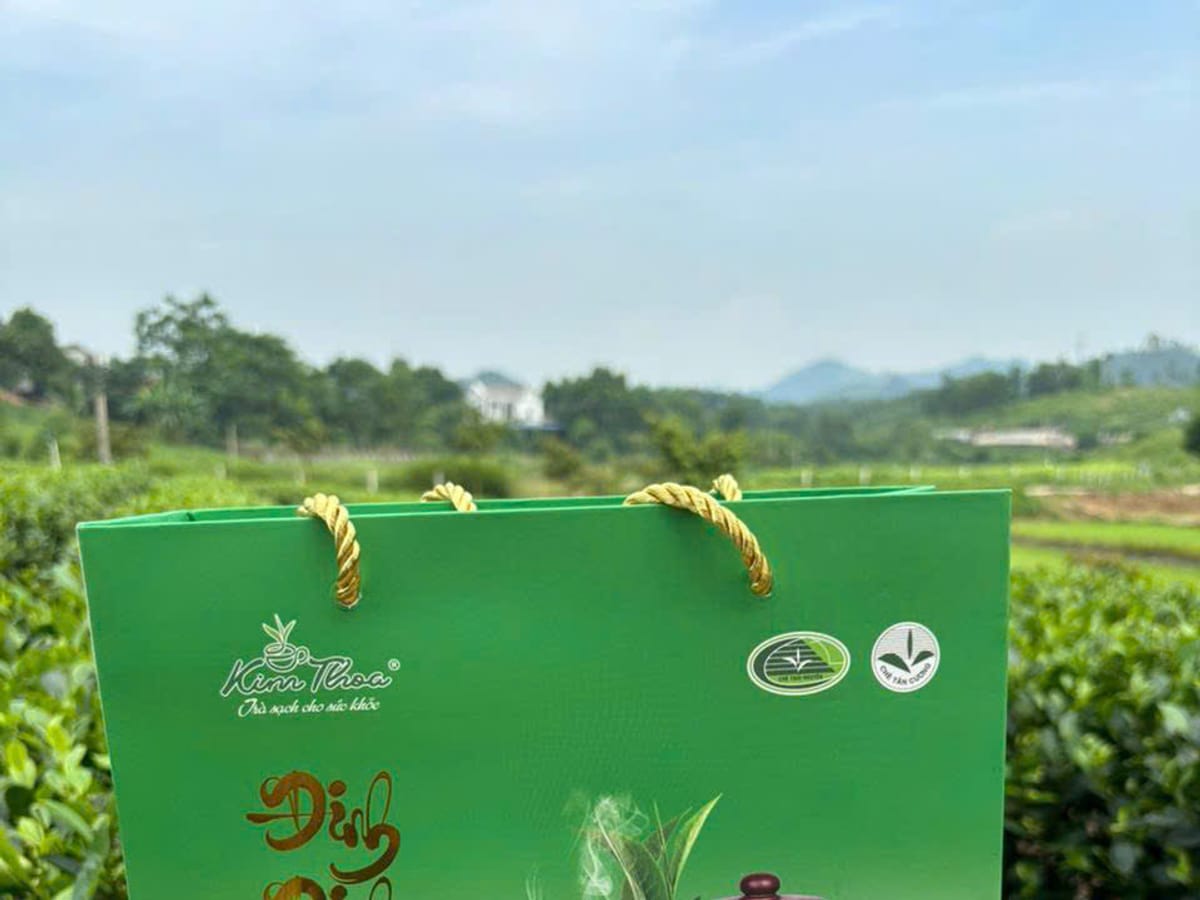 Túi quà Đinh Đinh màu xanh của Chè Kim Thoa cùng ấm chén tử sa