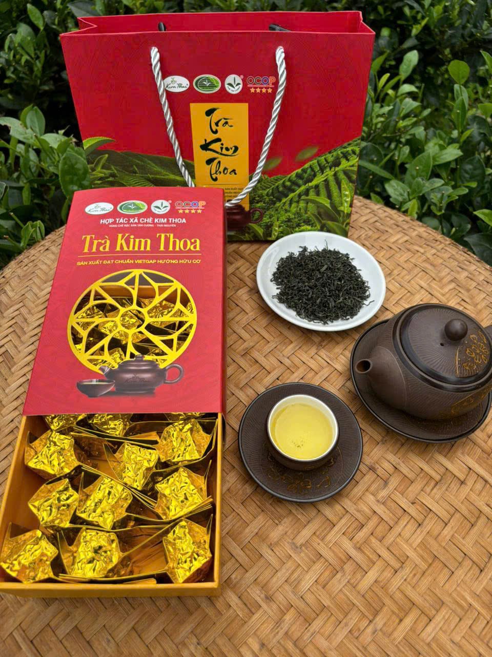Hộp quà Trà Kim Thoa mở nắp, trà đinh cuộn tròn màu vàng