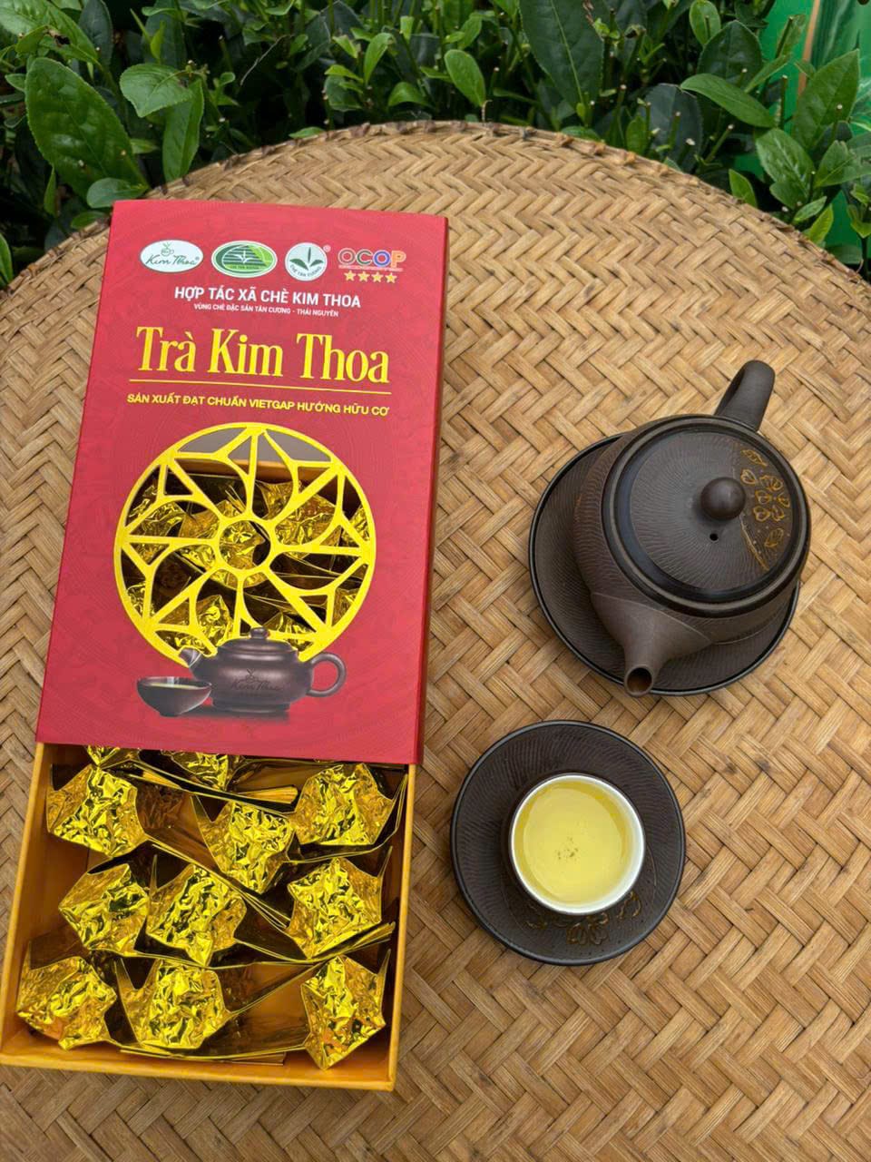 Trà đinh cuộn tròn trong hộp quà cùng ấm chén tử sa