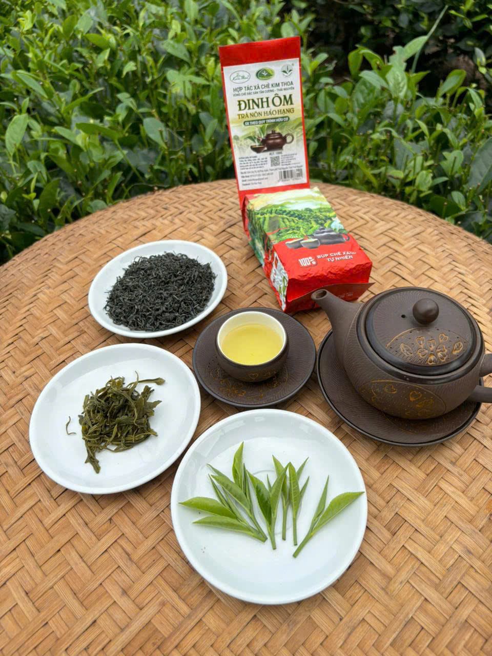 Gói Trà Đinh Ôm cùng ấm trà tử sa nhìn từ trên xuống