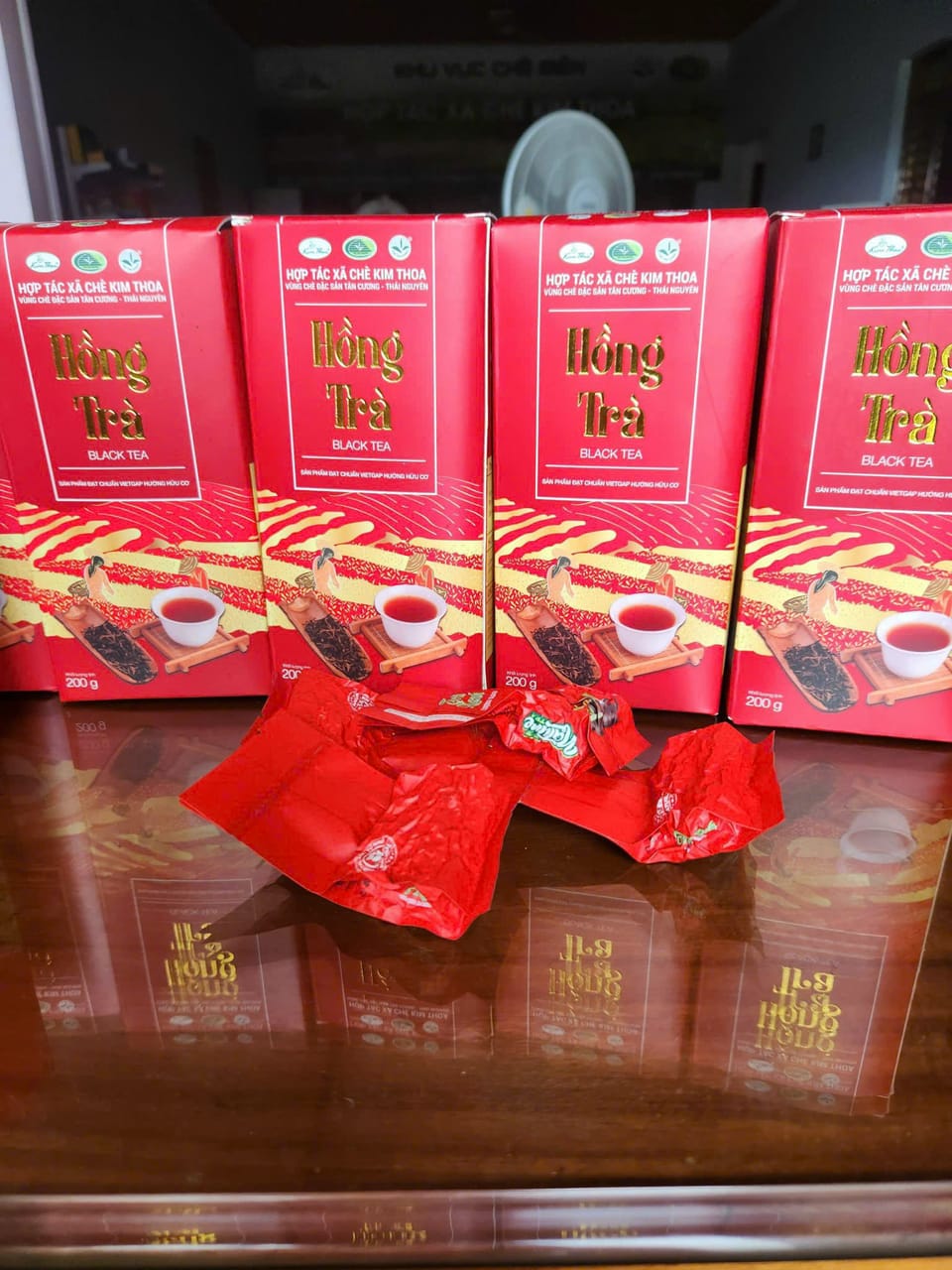 Các hộp Hồng Trà bày trên bàn gỗ