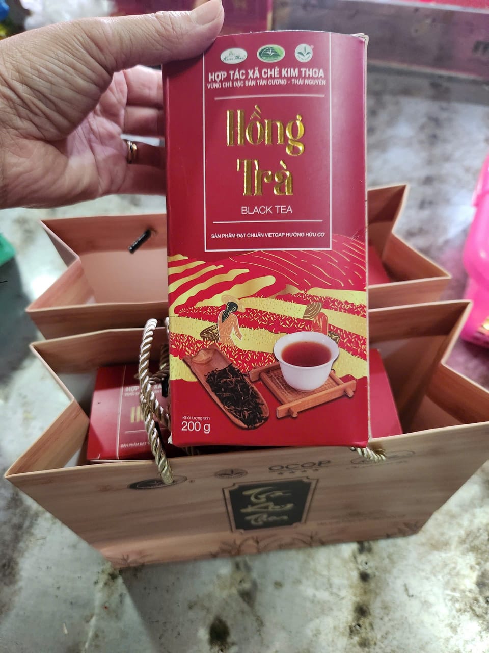 Hộp Hồng Trà trong túi quà đỏ