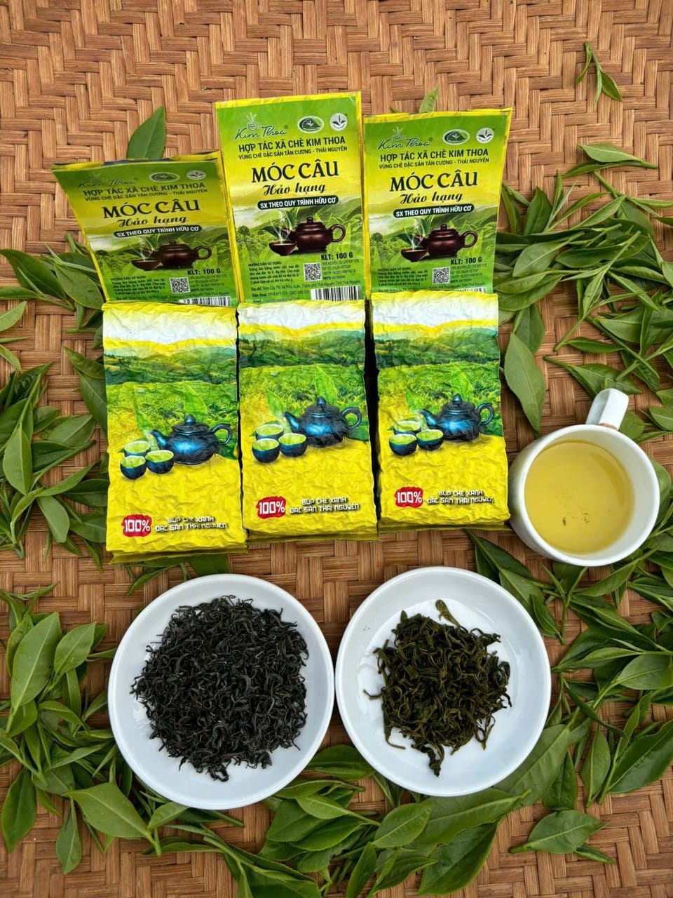 Ba gói Trà Móc Câu Hảo Hạng cùng đĩa trà khô