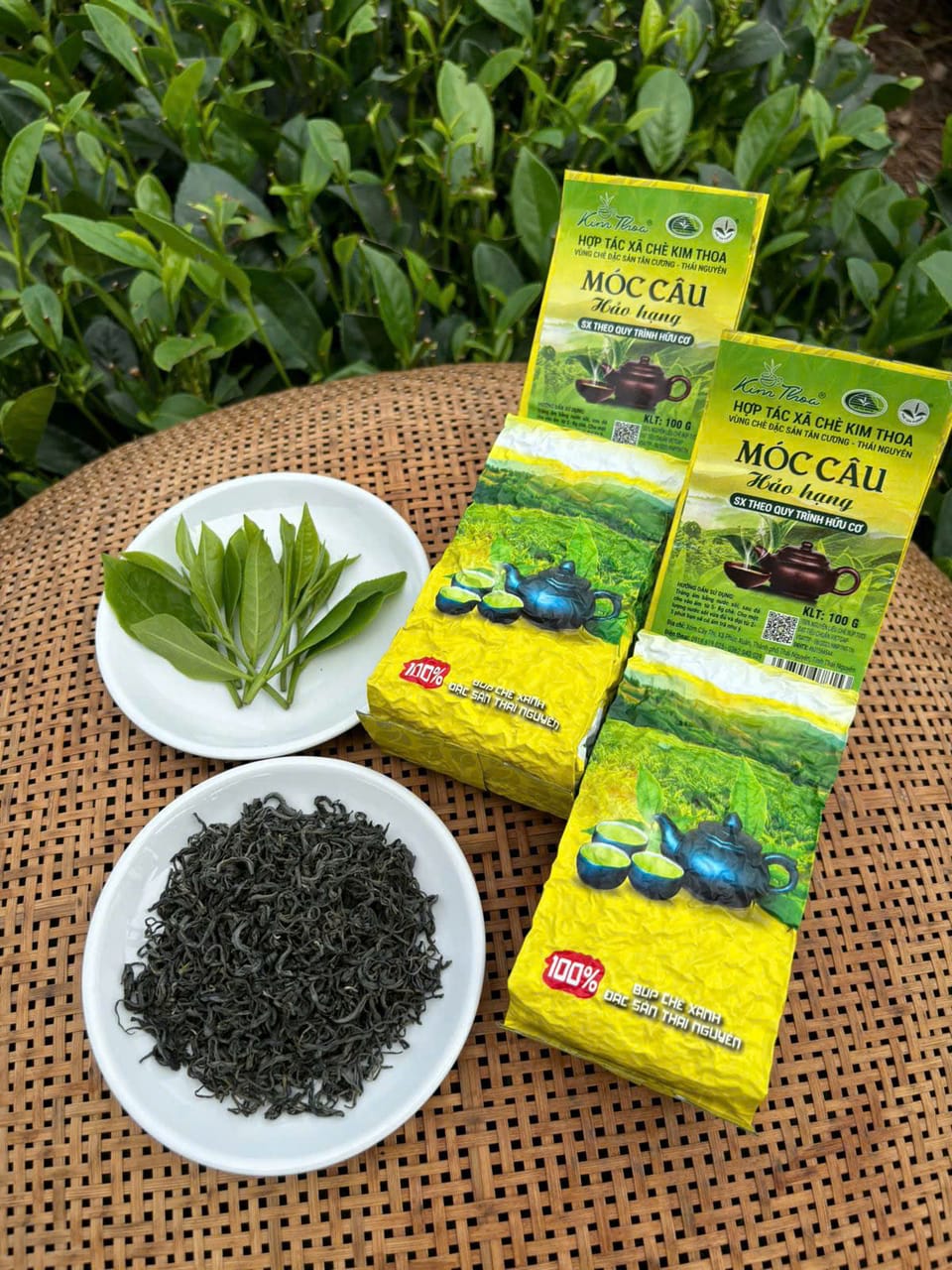 Gói Trà Móc Câu Hảo Hạng cùng lá chè tươi