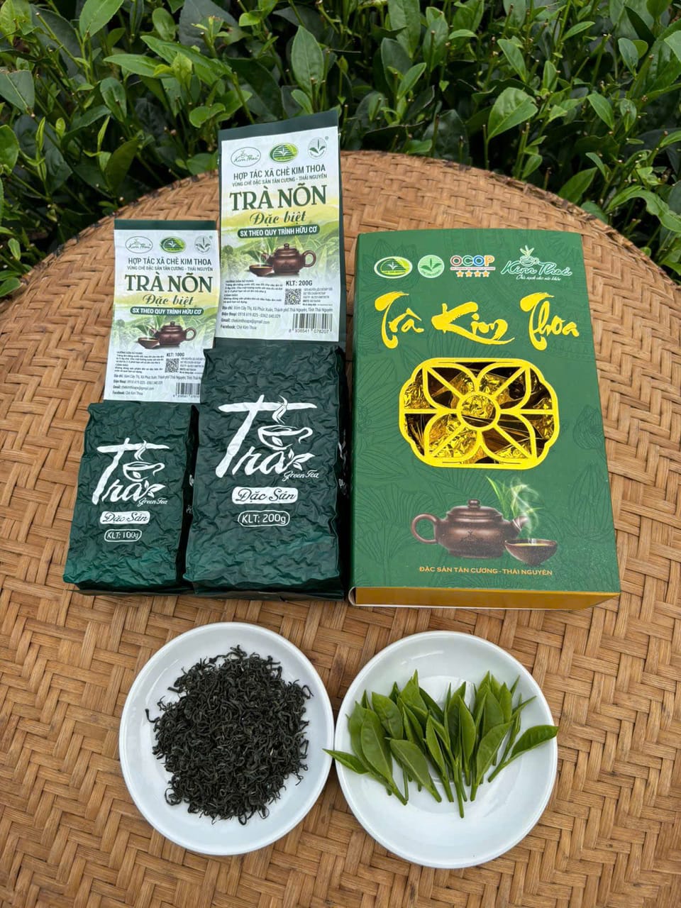 Gói Trà Nõn Đặc Biệt cùng lá chè tươi và trà khô