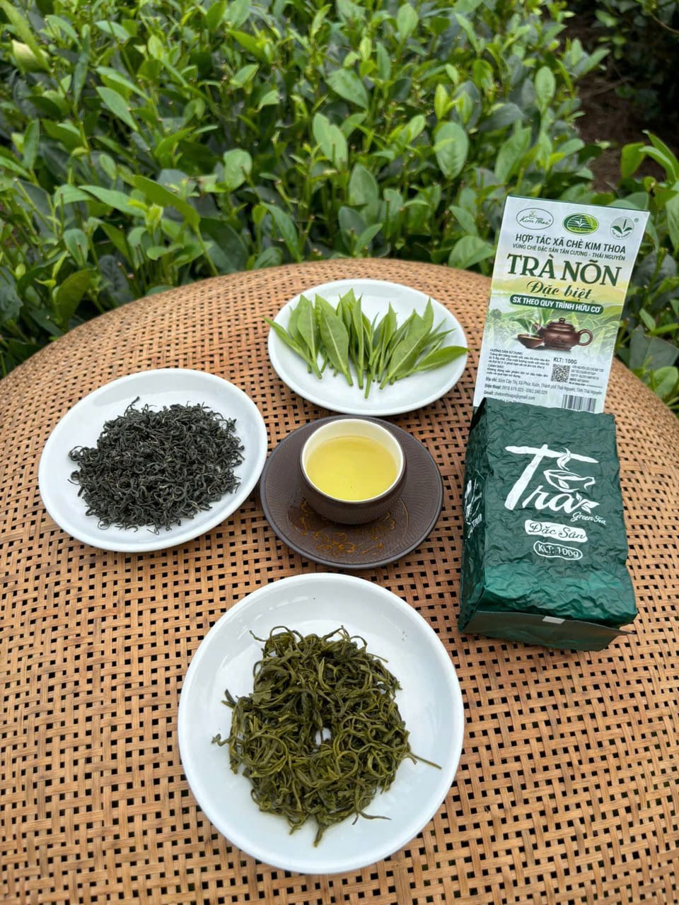 Trà Nõn Đặc Biệt bày cùng chén nước trà xanh trong