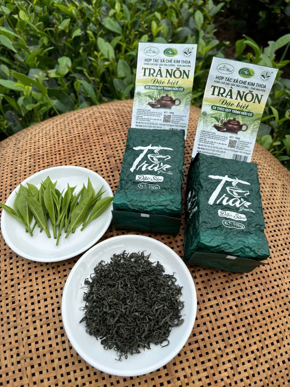 Gói Trà Nõn Đặc Biệt 200 g cùng trà khô trên đĩa