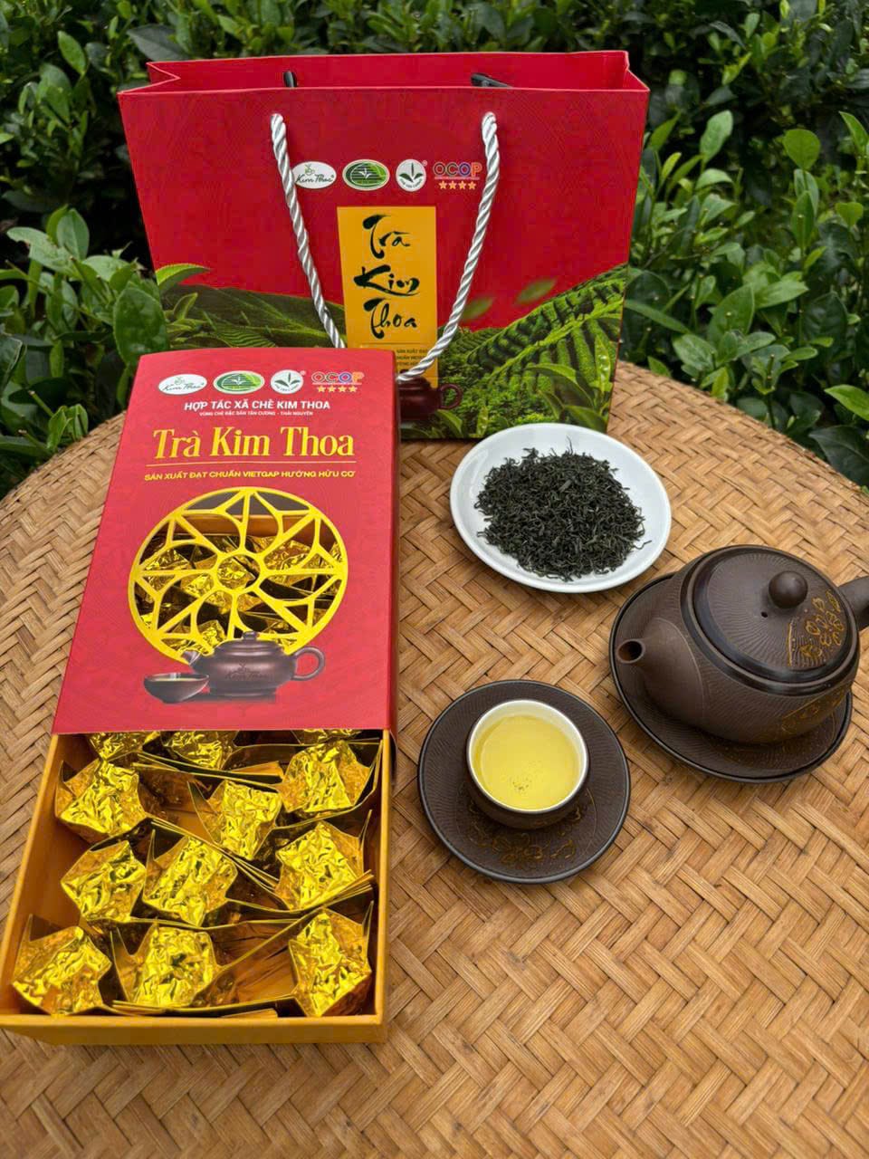 Hộp quà Trà Kim Thoa mở nắp cùng ấm chén tử sa