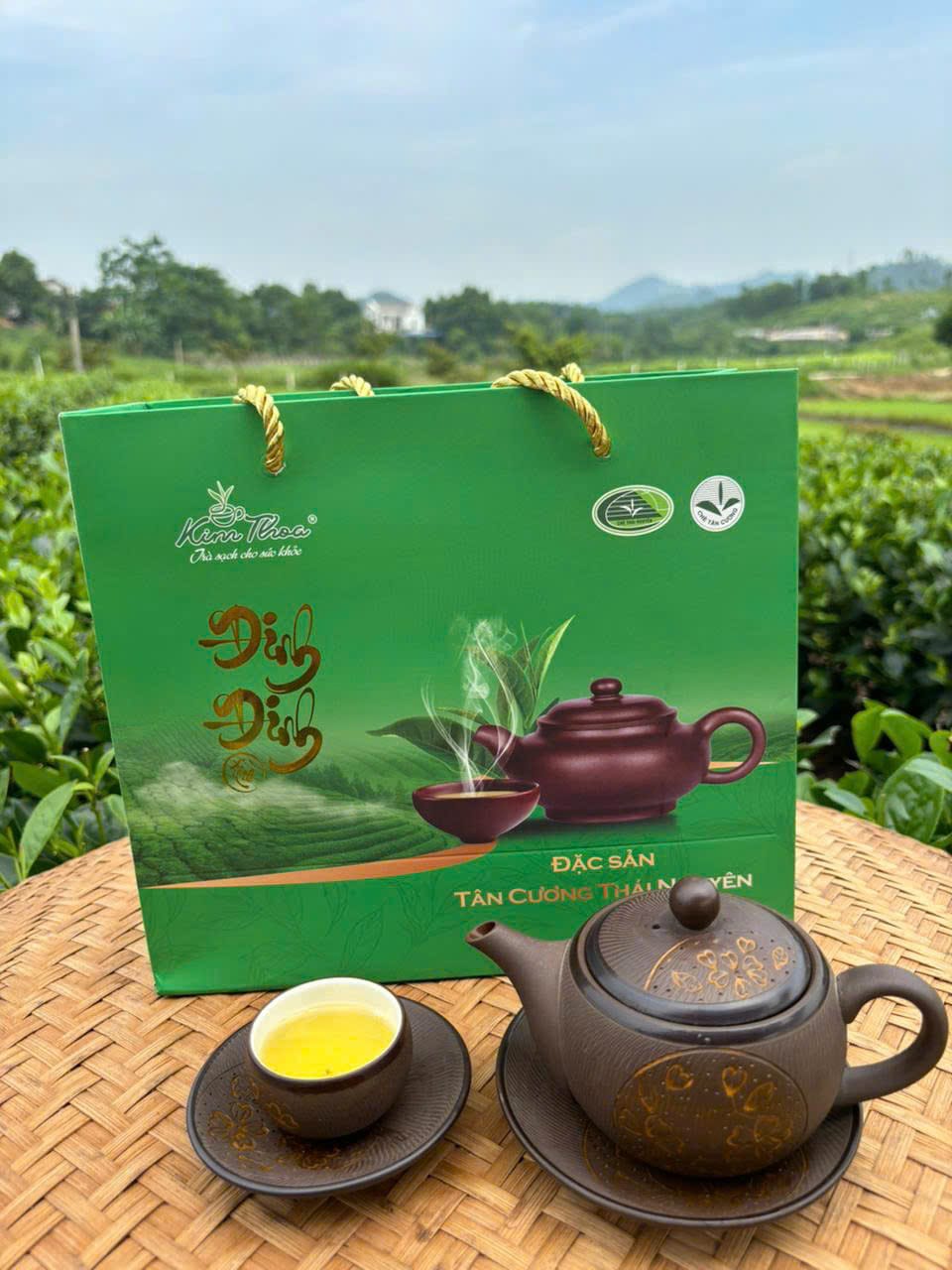 Túi quà Đinh Đinh nhìn từ trên xuống cùng bộ ấm chén