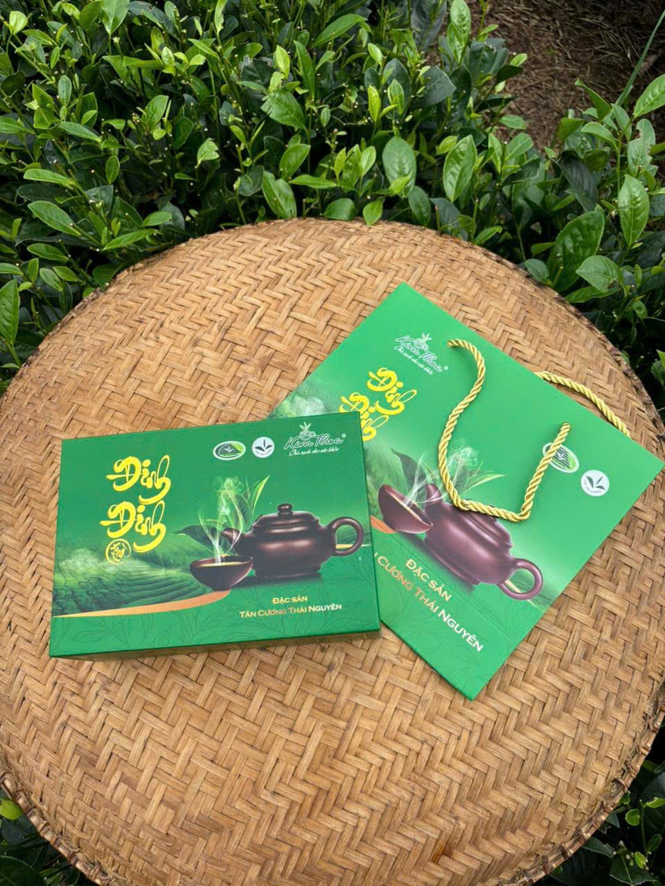 Túi quà Đinh Đinh đặt trên mẹt tre giữa đồi chè